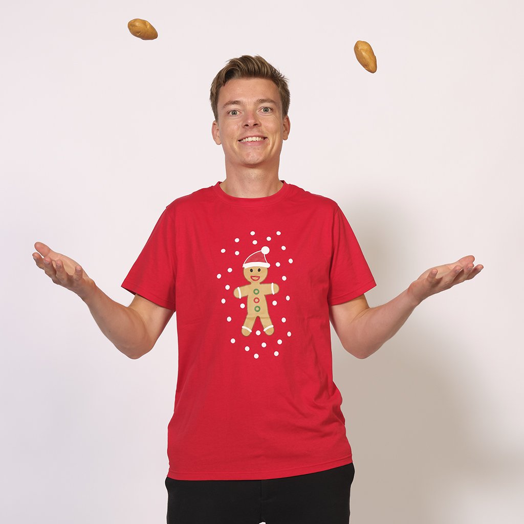 Un uomo che indossa una maglietta rossa con un uomo delle torte.